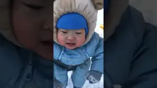 러시아 시골에서 겨울 놀이터를 찾은 아기 Let it go baby