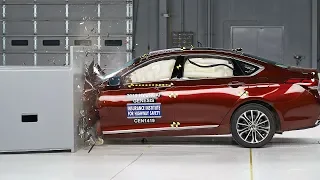 2015 Hyundai Genesis driver-side small overlap IIHS crash test