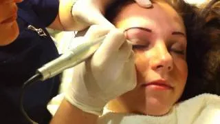 Permanent make-up tatovering av bryn