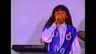 Paula Fernandes cantando quando Criança,num progama de tv