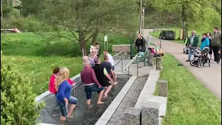 Ankneippen an der ehrenamtlich erbauten Anlage am Baach in Eschach