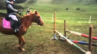 saut premier oxer de Clara avec Mirabelle -  mars 2014