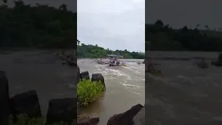 Barco subindo cachoeira no Pará