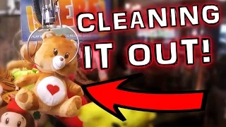 CLEANING OUT THE CLAW MACHINE AT DENNY'S!!! Extremely Strong Claw Machine!