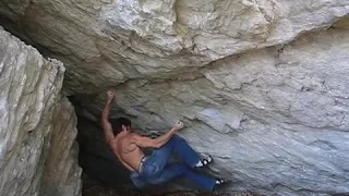 Pietra di Bismantova boulder (Chakra 7b).wmv