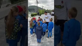 Тарас Степаненко вітається з футболістами ФК ВИШГОРОД