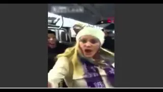 18+ Хрупкая девушка пристаёт к цветным парням в Нью - Йоркском метро 18+
