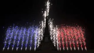 tour eiffel feu d'artifice 3d