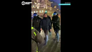 В Санкт-Петербурге ОМОНовец бьет женщину ногой. 23.01.2021