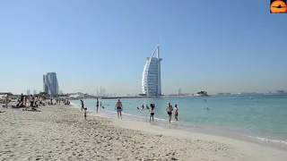 Пляж Джумейра в Дубае в декабре и отель Бурдж-эль-Араб.