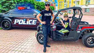 Den y Mamá aprenden las normas de comportamiento de los niños con un policía