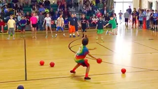 Der Junge schlägt die gesamte Völkerballmannschaft in 30 Sekunden...