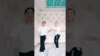 Мама и доча танцует всех😊