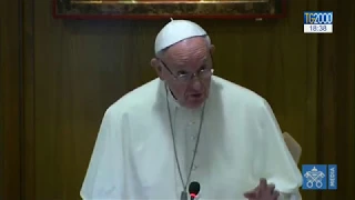 Papa Francesco apre il Sinodo dei giovani e si commuove