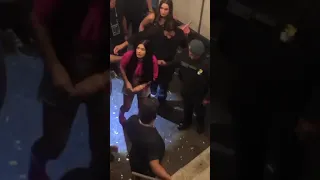 Vídeo de Ana Castela sendo escoltada por policiais até o palco viraliza nas redes sociais