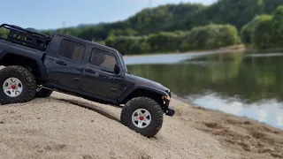 Axial SCX-10 III JEEP JT Gladiator Run on the sand