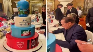 La festa di compleanno di Berlusconi: maxi torta e lunga tavolata di amici e parenti