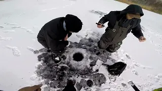 2022 Ice Fishing Mazonia Lake In Braidwood Illinois (Part 1)🕳🎣 The Struggle Was Real In The Morning😤