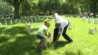 Virginia mother places flags on veterans' graves: 'This does mean a lot