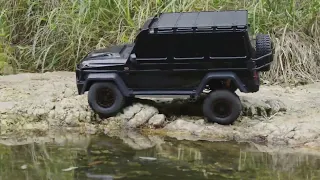 Traction hobby KM5 1 8 scale 4wd BRABUS G550 rc car Rock crawling   Wading in the valley