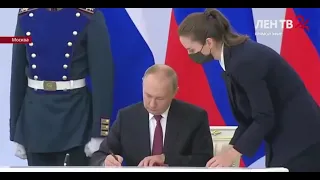 Путин макает шариковую ручку в подставку)))