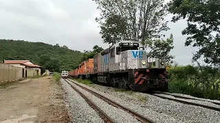 Trem cargueiro com locomotivas SD40 não consegue vencer rampa e para em um dia de chuva