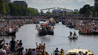 Европа отметила день Кристофер-стрит парадами ЛГБТ+