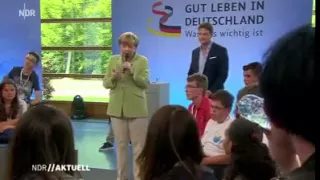 Merkel bringt 8 jähriges Flüchtlingskind zum weinen