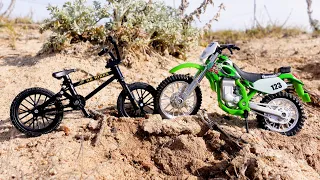 BMX Finger & Dirt Bike in the Dunes | Safari racing | Maisto