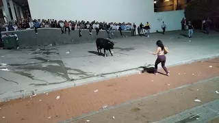 Toro enmaromado pilla a chica en Cobeja 2018