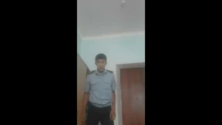 Полицейский в Сатпаеве избивает педофила