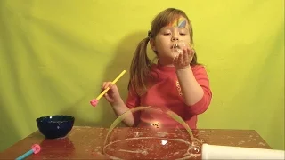 Дуем большие мыльные пузыри и играем с мыльной пеной vlog huge soap bubbles, play with soapsuds