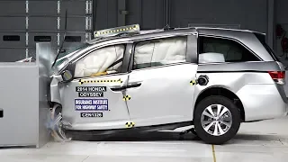 2014 Honda Odyssey driver-side small overlap IIHS crash test