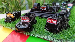 Clean up muddy mini Cars & disney car convoys! Play in the garden