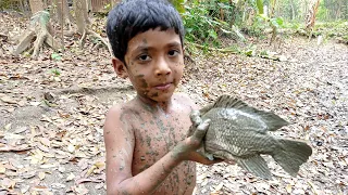 best hand fishing। Amazing man& Boy catching big catfish-by hand,/in Mud water-At The canal ""2021