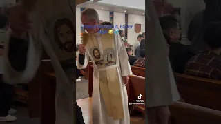 Sacerdote se Divierte en la Vigilia Pascual!