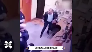 Начальник отдела полиции Пушкино показывает своим подчиненным, как надо работать с задержанными.