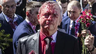 Russischer Botschafter in Polen mit roter Substanz überschüttet | AFP