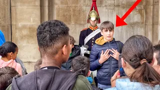 Despicable TEENS Throw Gang Signs Next to the King's Guard and Disrespect the Trooper