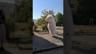 Девушка сидела на лавочке и не о чем не догадывалась💐 Поздравление в Волжском #белыймедведьволжский