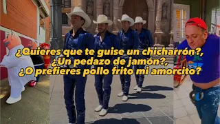 ¿Quieres que te guise un chicharrón, un pedazo de jamón, o prefieres pollo frito mi amorcito?