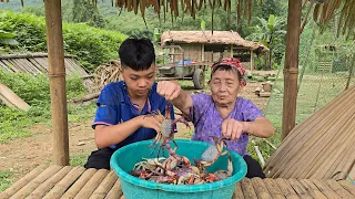 The orphan boy went to the stream to catch a crab to sell with his grandmother and raise ducks