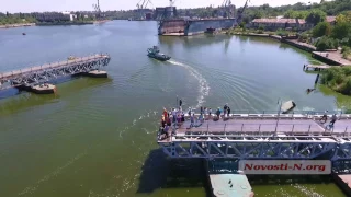 Видео Novosti-N: В Николаеве разводили пешеходный мост