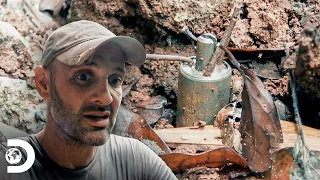 Granada explosiva atrapalha a caminhada | Ed Stafford: Desafio Mortal | Discovery Brasil