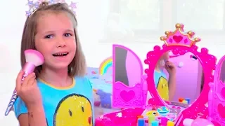 Катя и игрушечная косметика для девочек
