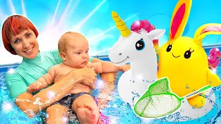 Lucky e gli amici puliscono la piscina dell'unicorno. Giochi in acqua per i bambini piccoli