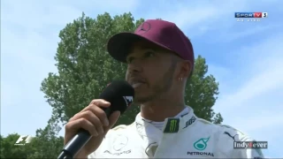 Lewis Hamilton se emociona ao receber homenagem da Família Senna