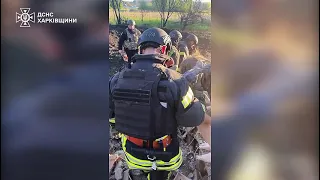 Харківщина: надзвичайники з-під завалів, спричинених ворожими обстрілами, врятували двох чоловіків