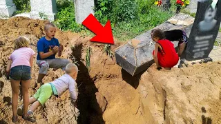 Copiii dezgropând Mormântul nu-și puteau crede Ochilor! În Sicriu era...