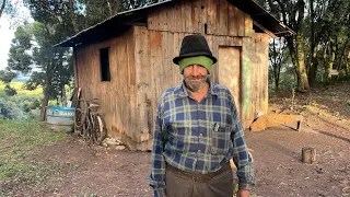 SEU TUTA DO RIO GRANDE DO SUL -ELE VIVE SOZINHO ISOLADO NO MEIO DO MATO NESSA CASA SEM LUZ